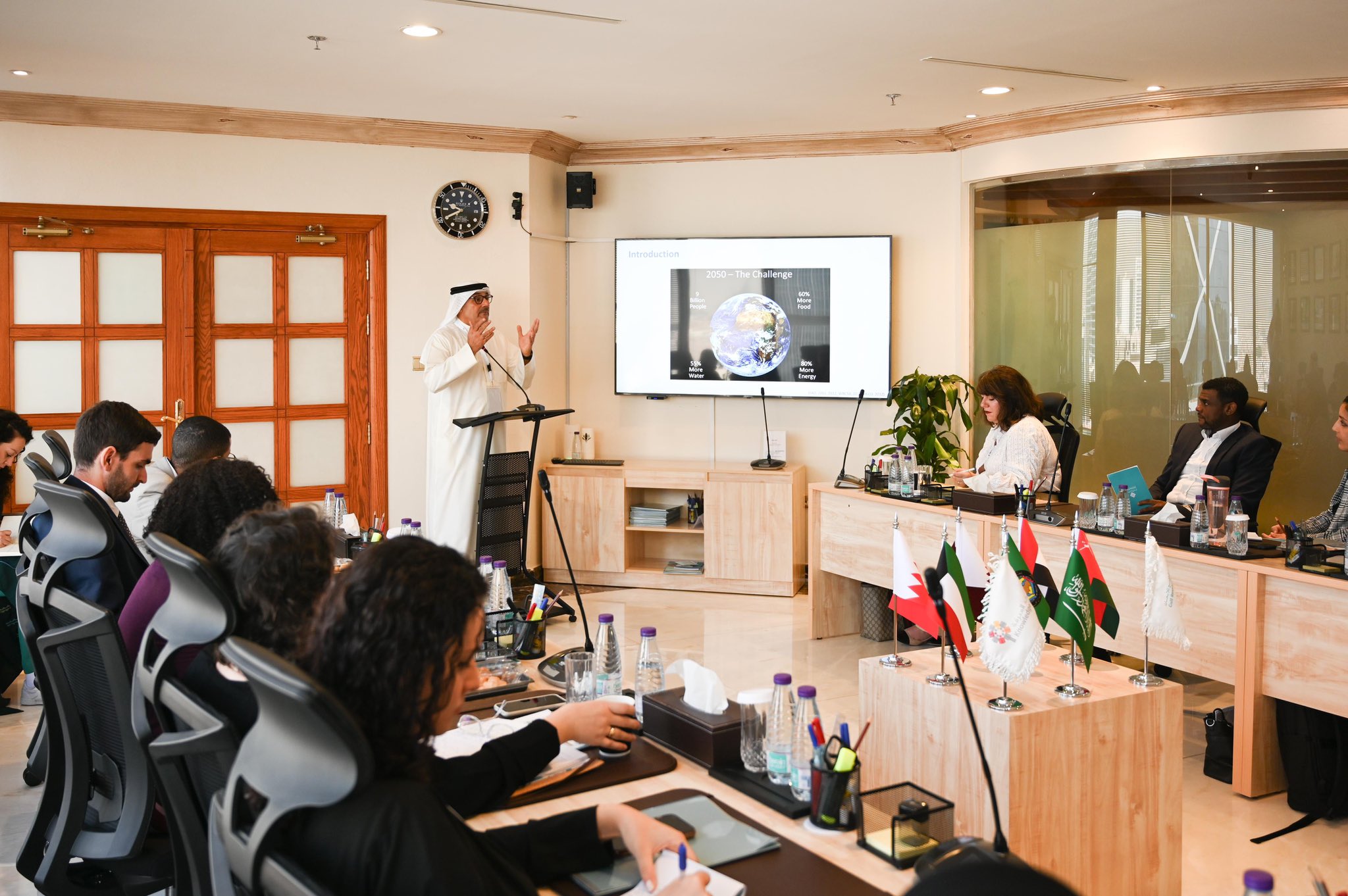 Dr. Zubari moderates session on "The Gulf after Oil: Climate Change and the Environment" within "Deeper Understanding of the Arabian Gulf" Program