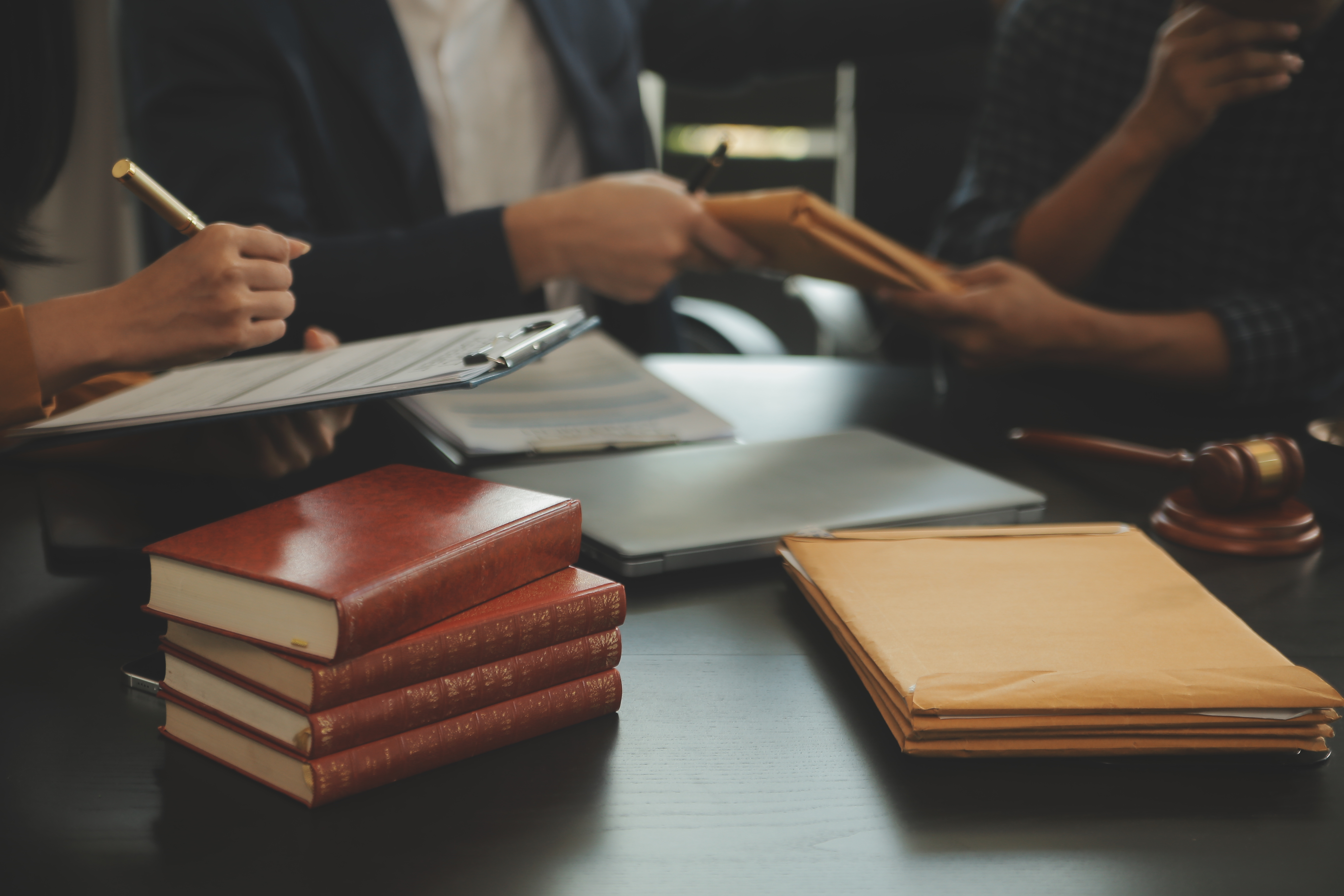 اللوائح والقواعد التنظيمية